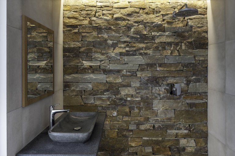 Rodinná vila v Petrovicích, se nachází v&nbsp;blízkosti vodní nádrže Hostivař, je zasazena do relativně malého rovinatého pozemku vilové čtvrti.

Velikost…