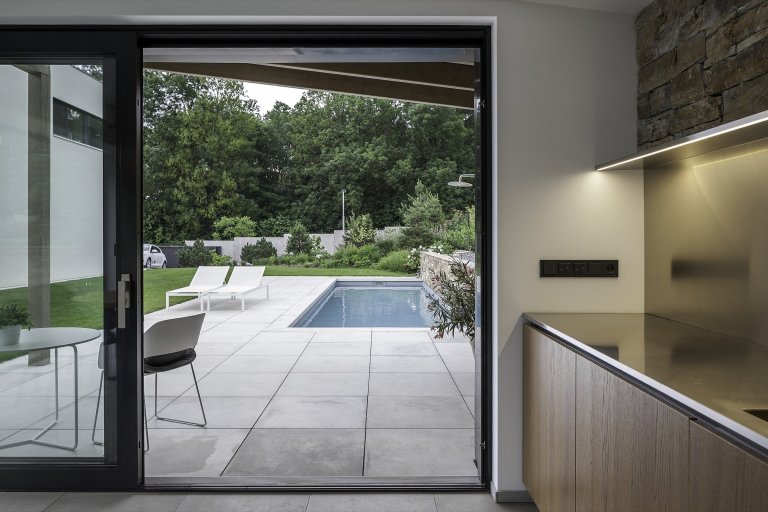 Rodinná vila v Petrovicích, se nachází v&nbsp;blízkosti vodní nádrže Hostivař, je zasazena do relativně malého rovinatého pozemku vilové čtvrti.

Velikost…