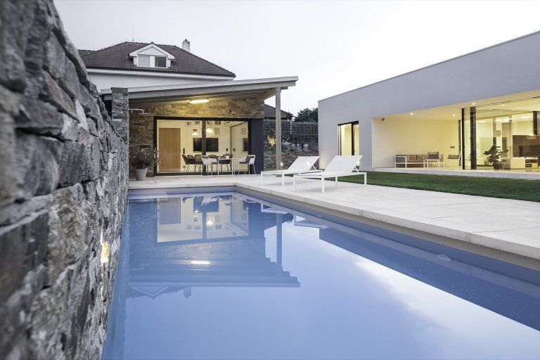 Rodinná vila v Petrovicích, se nachází v&nbsp;blízkosti vodní nádrže Hostivař, je zasazena do relativně malého rovinatého pozemku vilové čtvrti.

Velikost…