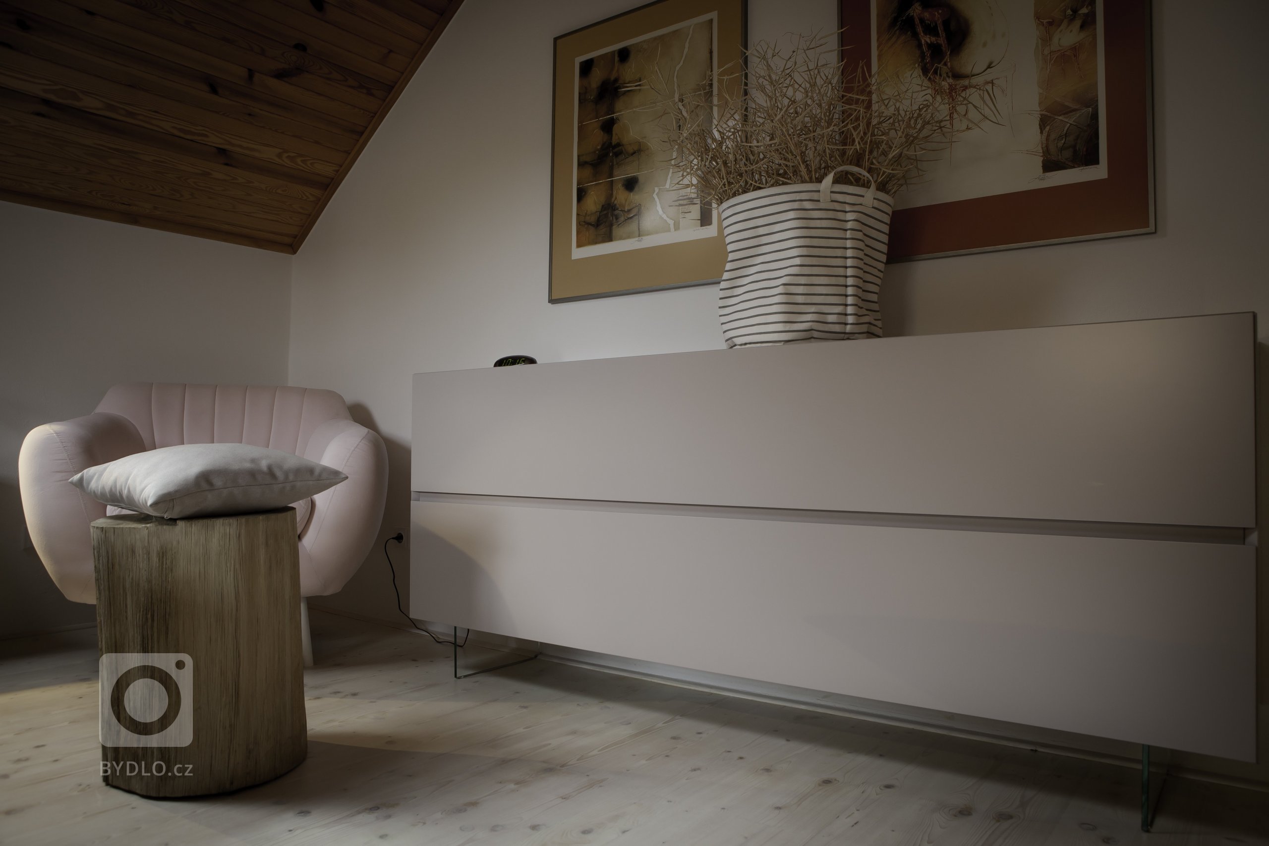 Vše začalo požadavkem na nábytek do koupelny. Nakonec LE BON navrhl a realizoval kompletní interiér. Protože v tomto domě byla už řada prvků, jako podlahy,…