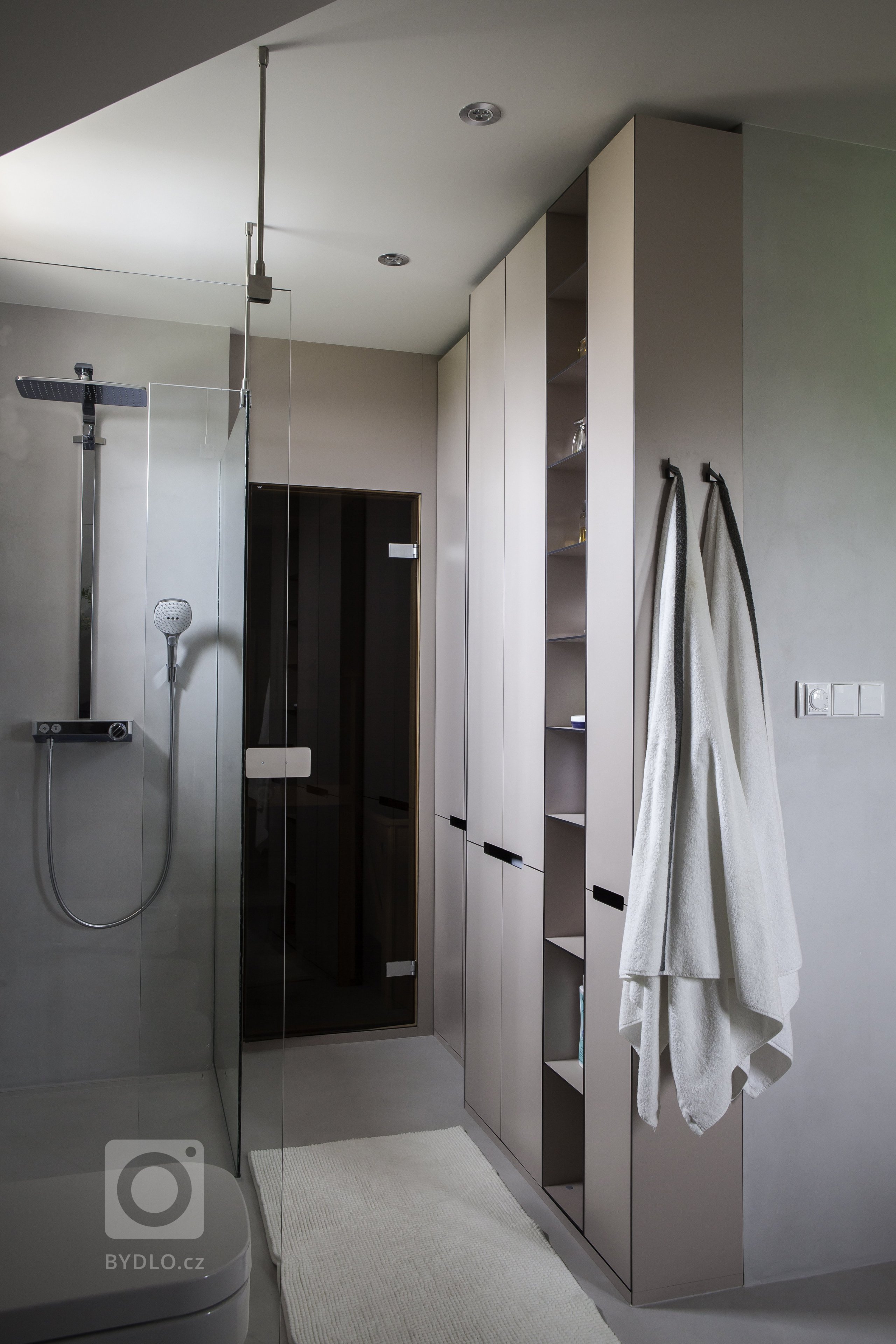 Vše začalo požadavkem na nábytek do koupelny. Nakonec LE BON navrhl a realizoval kompletní interiér. Protože v tomto domě byla už řada prvků, jako podlahy,…