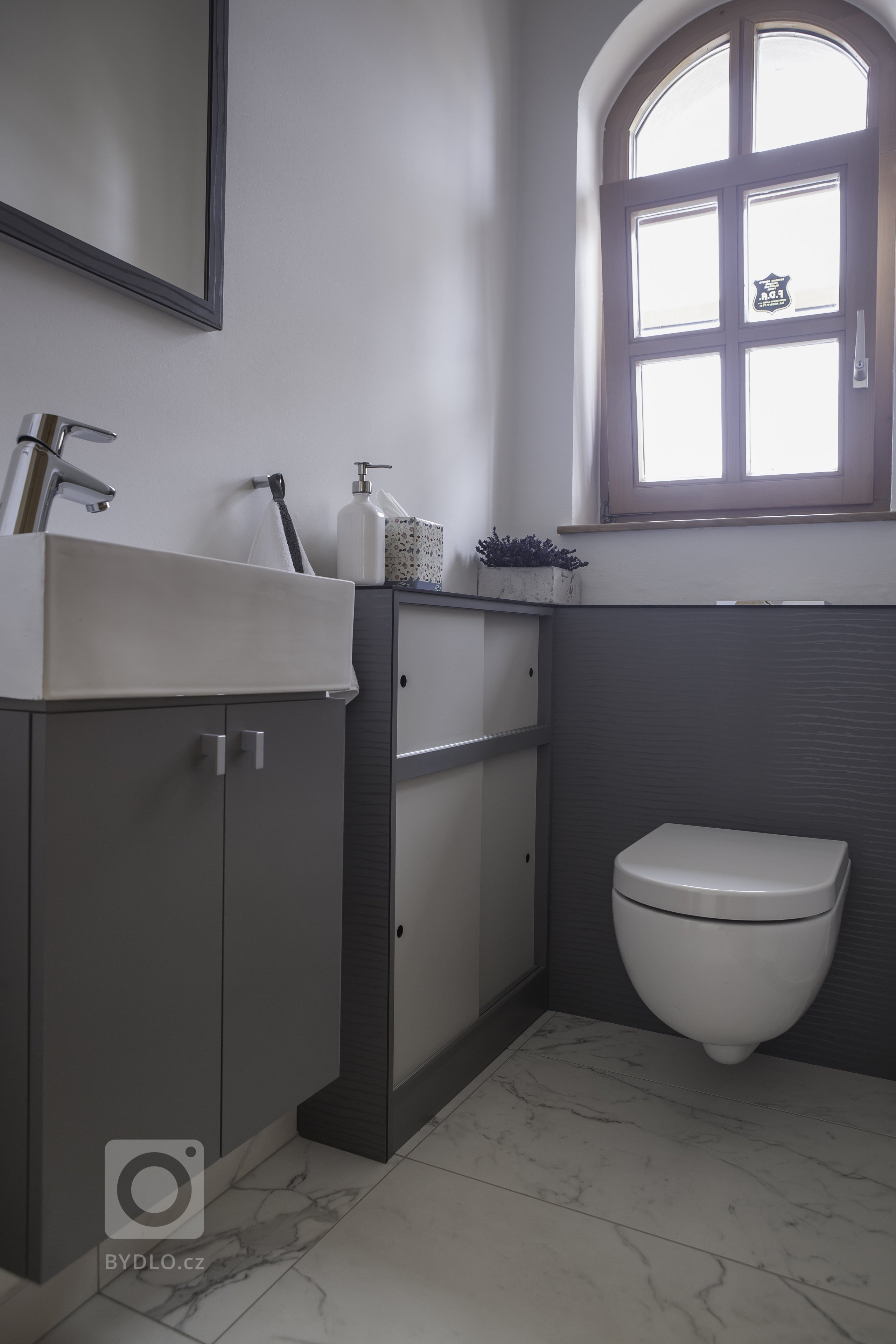 Vše začalo požadavkem na nábytek do koupelny. Nakonec LE BON navrhl a realizoval kompletní interiér. Protože v tomto domě byla už řada prvků, jako podlahy,…