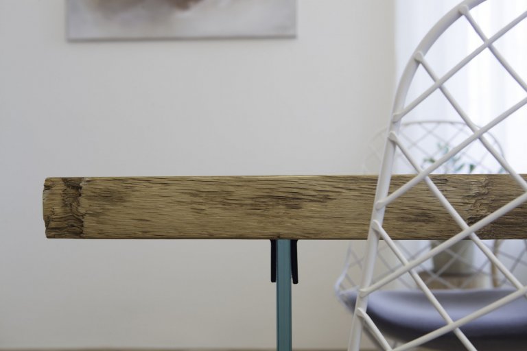 Kuchyňská linka s&nbsp;velkorysým ostrůvkem z materiálu Corian. Netradičním prvkem kuchyně je uzavíratelná část linky, díky které bude kuchyň vypadat uklizeně…