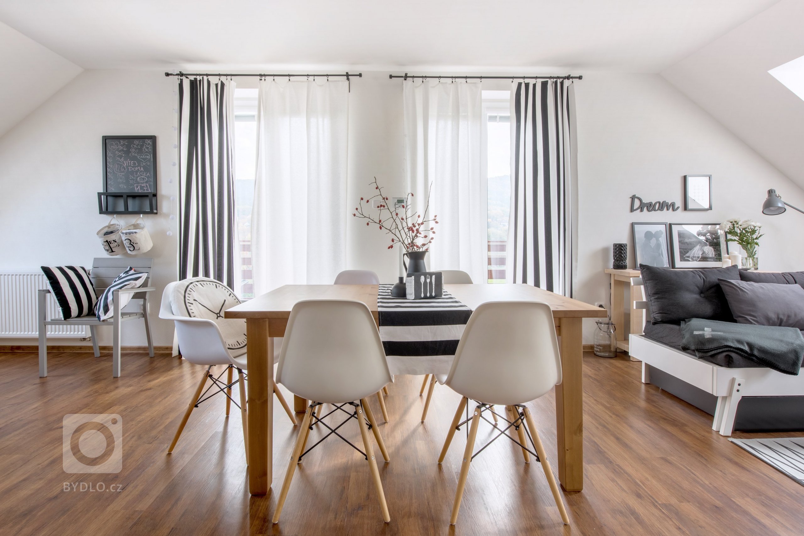 Majitelé si přáli elegantní, vzdušný, nadčasově zařízený obývací pokoj s kuchyní ve scandi stylu.
