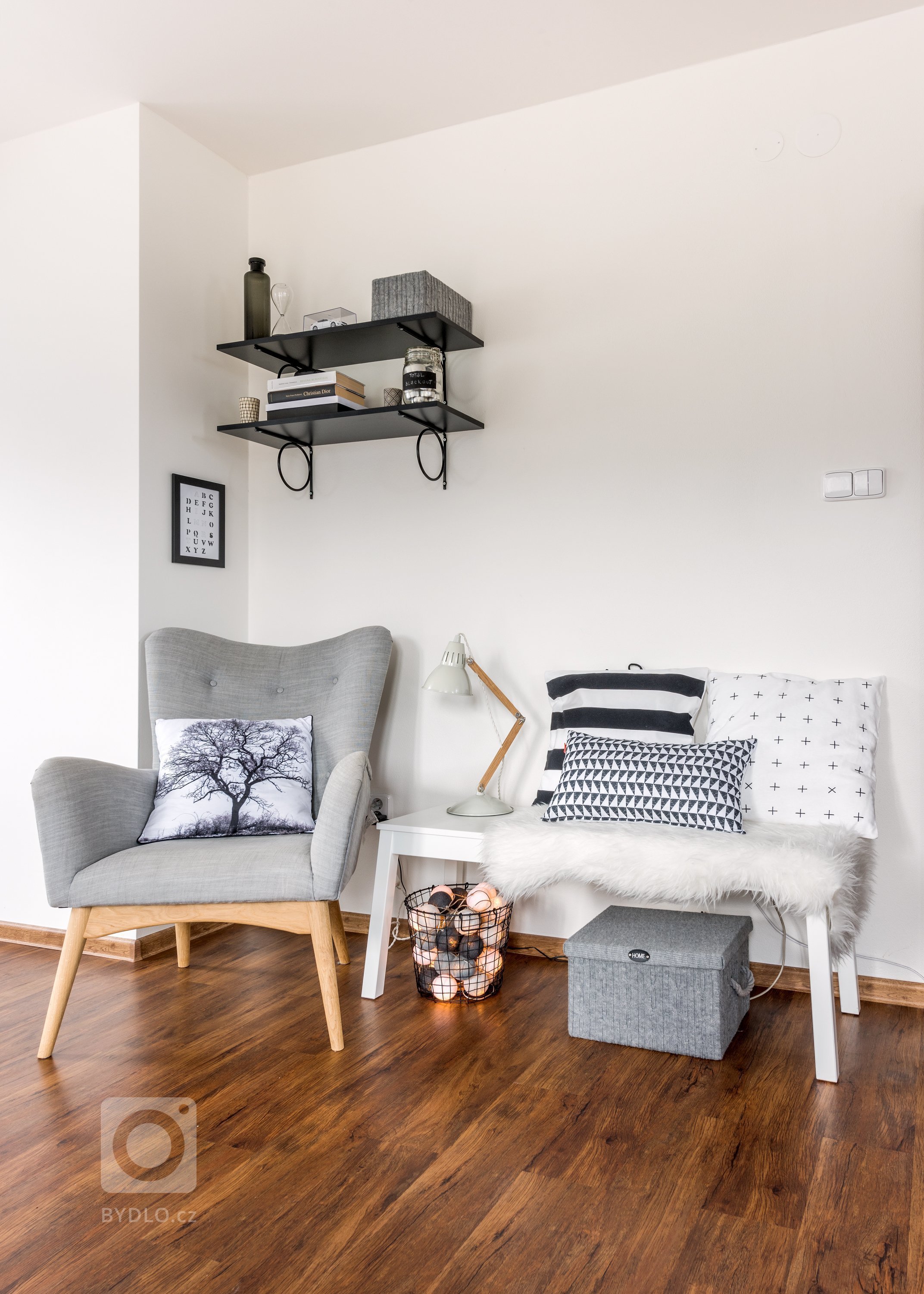 Majitelé si přáli elegantní, vzdušný, nadčasově zařízený obývací pokoj s kuchyní ve scandi stylu.
