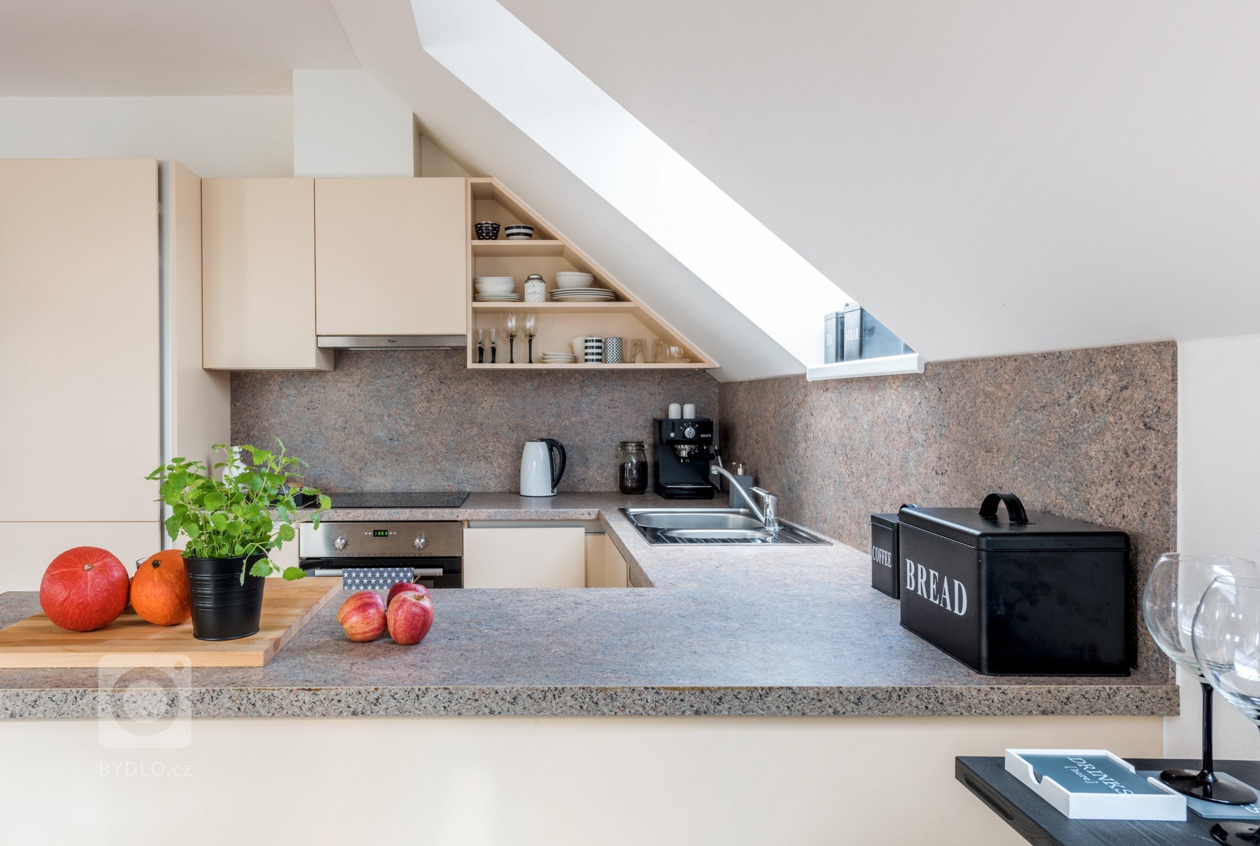 Majitelé si přáli elegantní, vzdušný, nadčasově zařízený obývací pokoj s kuchyní ve scandi stylu.
