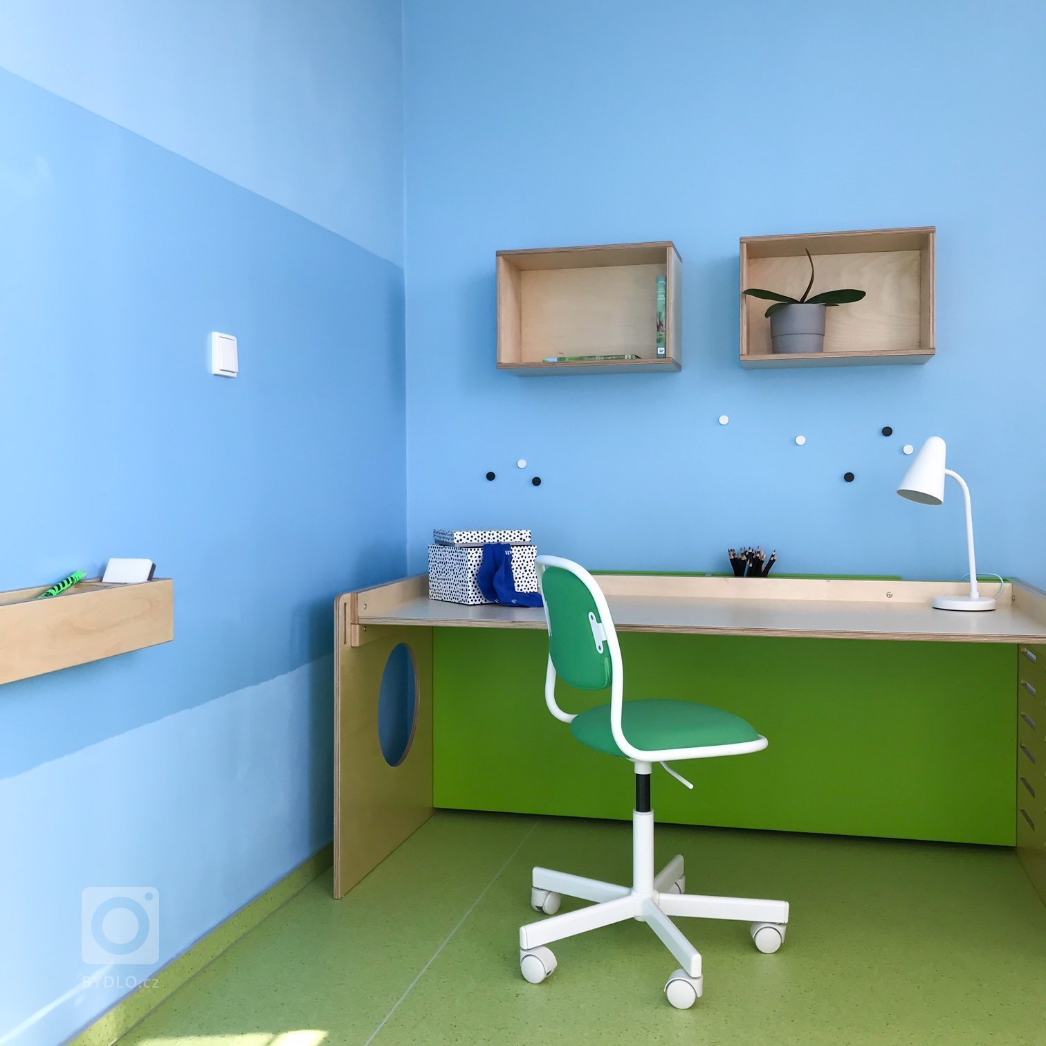 Dětský pokoj pro kluka s magnetickou a popisovatelnou zdí