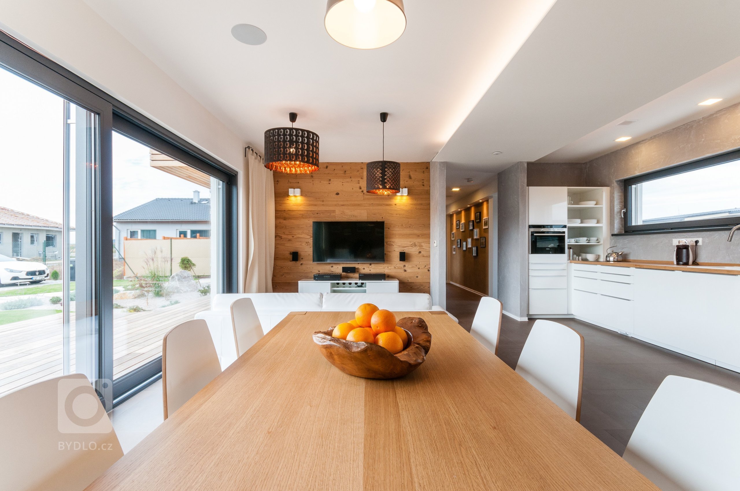 Rodinný dům v Levíně u Berouna je v současnosti jednou z nejmodernějších dřevostaveb v republice. Jeho čisté hmotové řešení definované dvěma kvádry asymetricky…