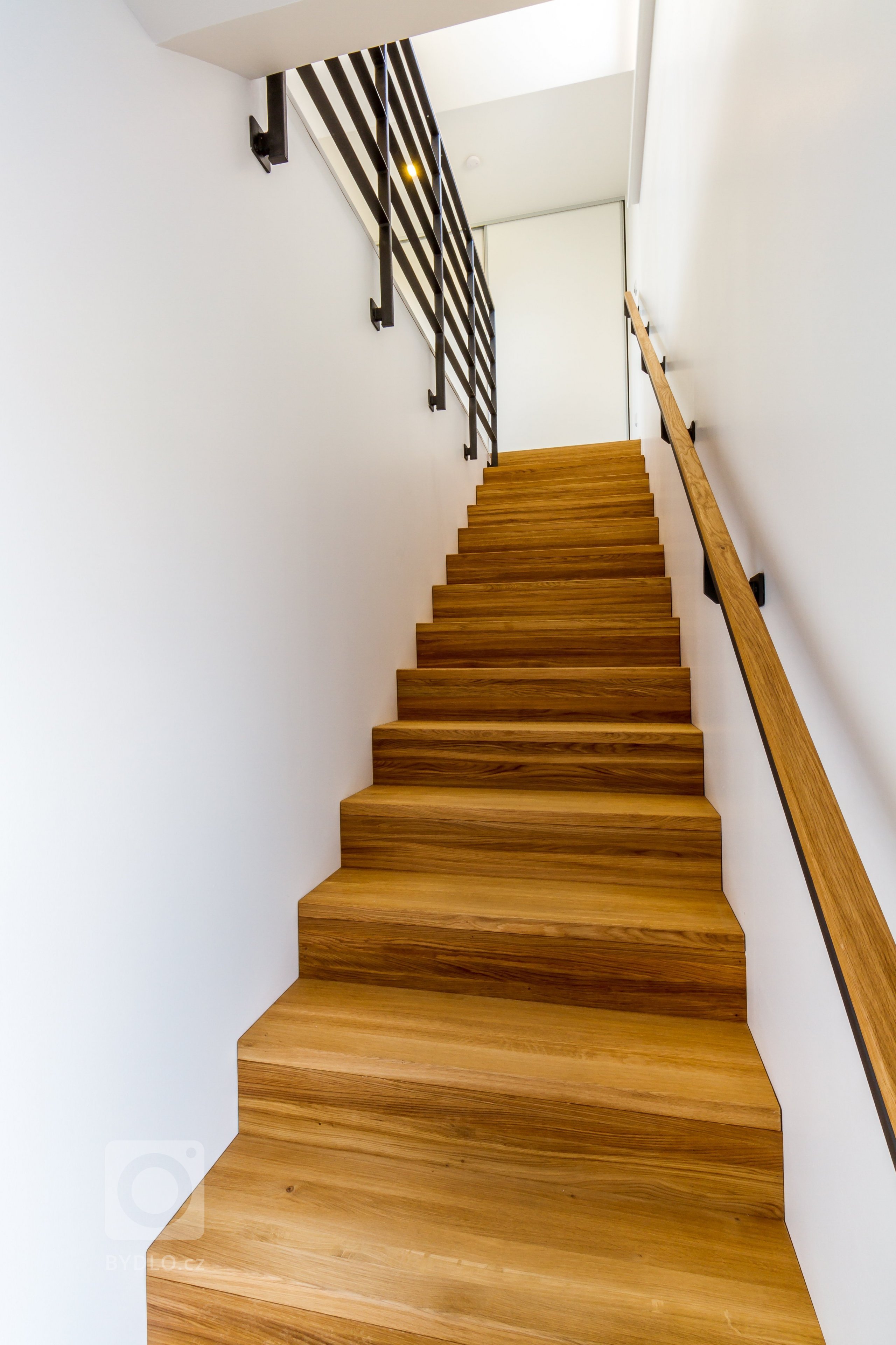 Rodinný dům v Levíně u Berouna je v současnosti jednou z nejmodernějších dřevostaveb v republice. Jeho čisté hmotové řešení definované dvěma kvádry asymetricky…