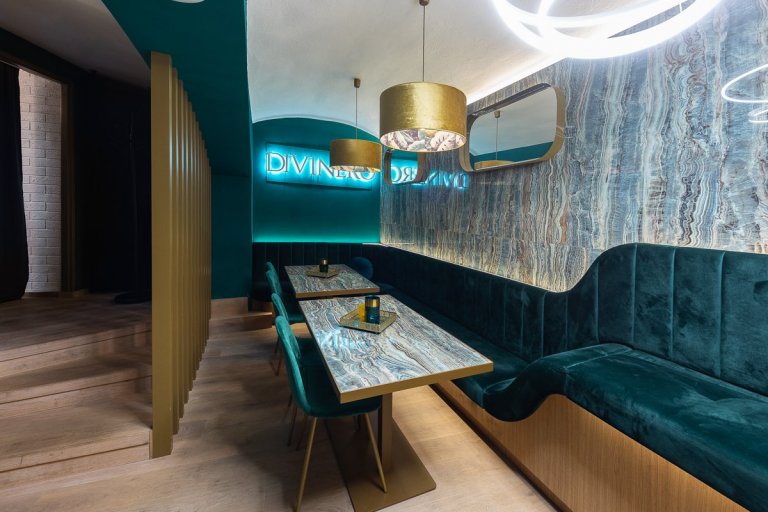 Hlavním požadavkem klienta byla tvorba prostředí, které by přilákalo zákazníky zejména prostřednictvím sociálních sítí. Prosecco &amp; Tapas bar snoubí…