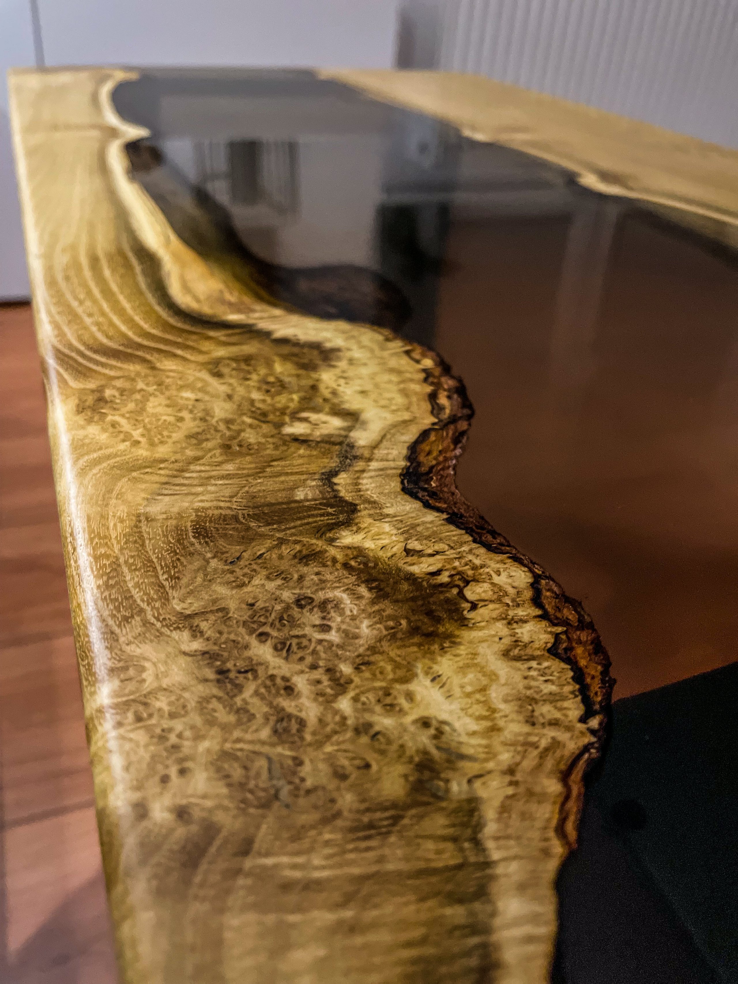 Konferenční stolek z akátového masivu s kouřově průhlednou epoxidovou pryskyřicí