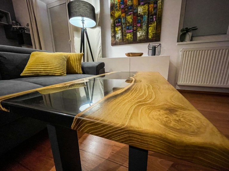 Konferenční stolek z akátového masivu s kouřově průhlednou epoxidovou pryskyřicí