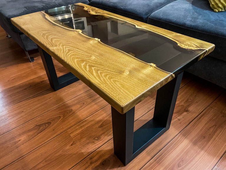 Konferenční stolek z akátového masivu s kouřově průhlednou epoxidovou pryskyřicí