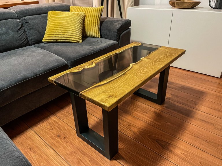 Konferenční stolek z akátového masivu s kouřově průhlednou epoxidovou pryskyřicí