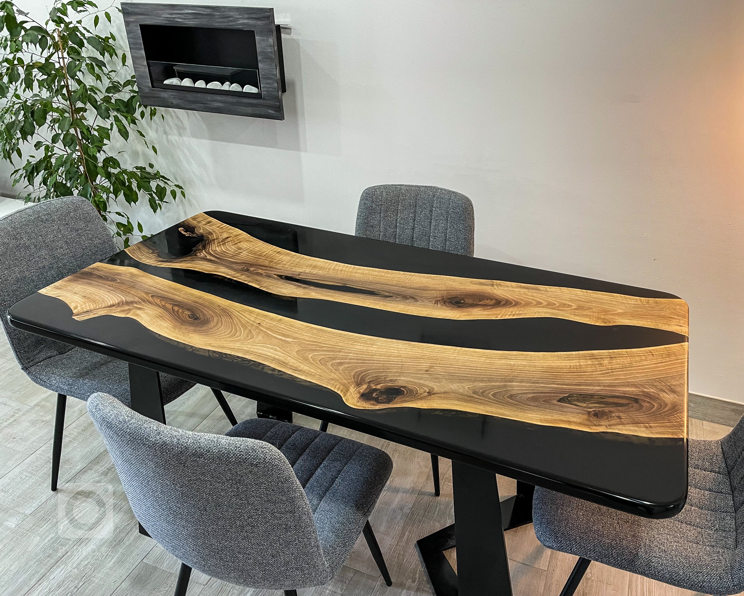 Jídelní stůl z ořechového masivu a dvou vrstev epoxidové pryskyřice (černá a kouřová průhledná)