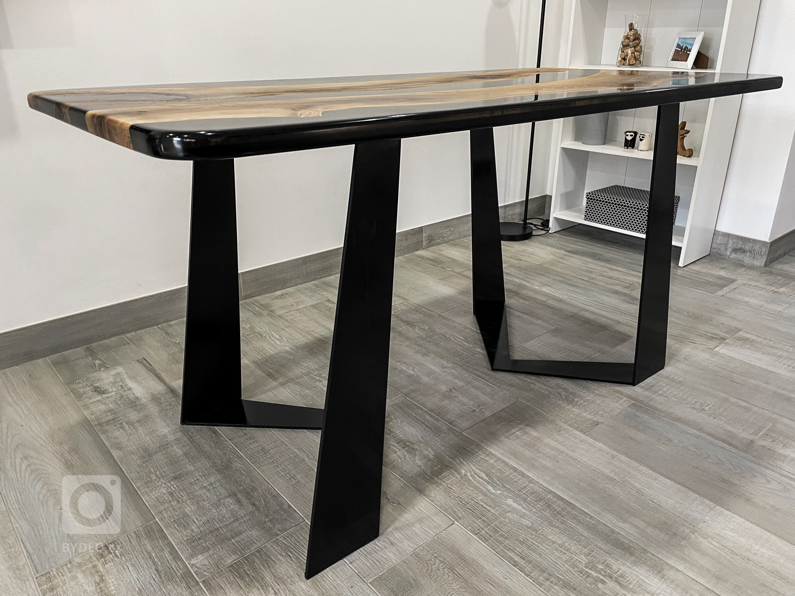 Jídelní stůl z ořechového masivu a dvou vrstev epoxidové pryskyřice (černá a kouřová průhledná)