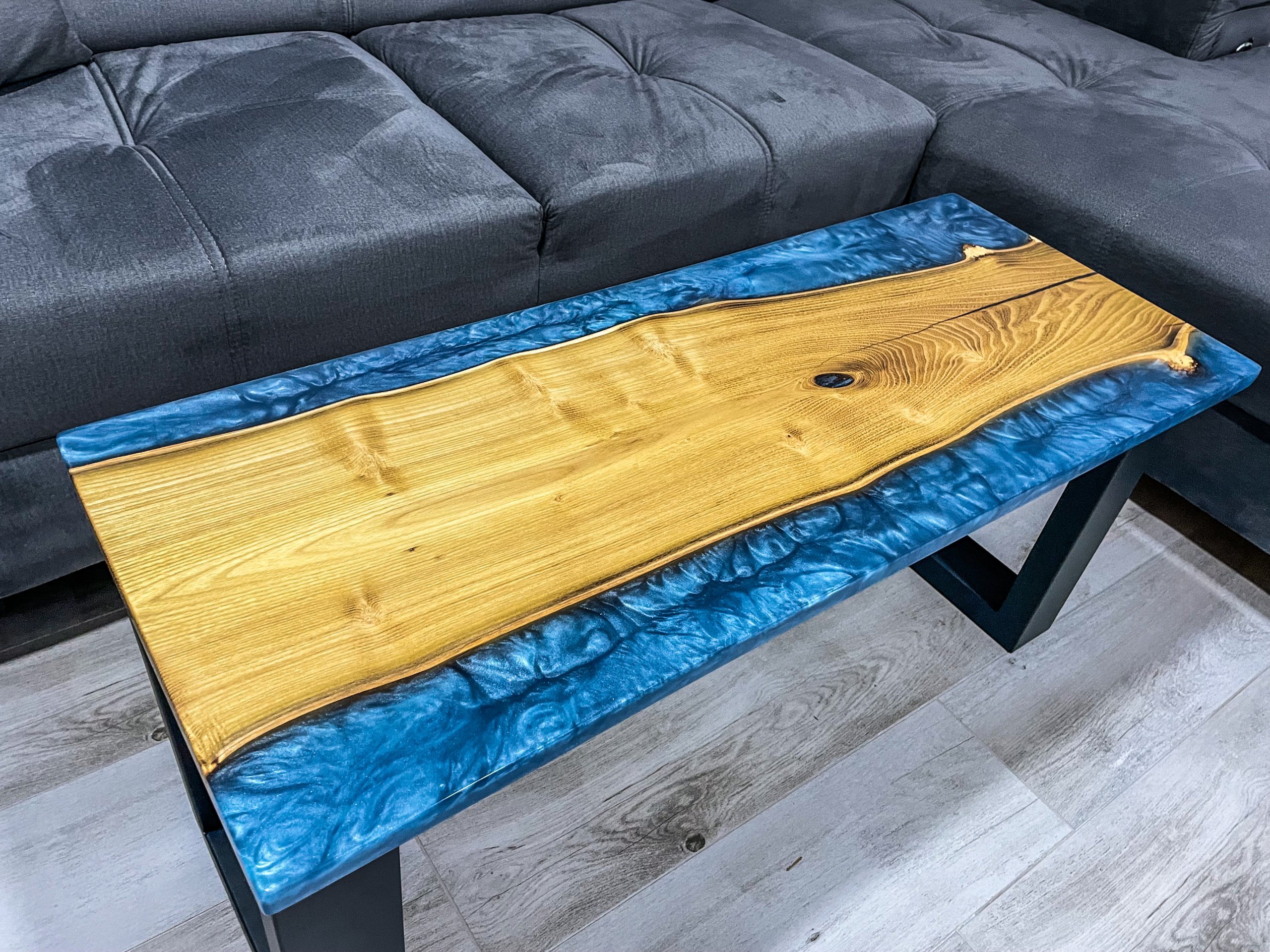 Konferenční stolek z akátového masivu s metalickou modrou epoxidovou pryskyřicí