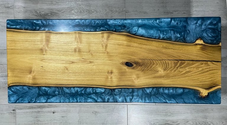 Konferenční stolek z akátového masivu s metalickou modrou epoxidovou pryskyřicí