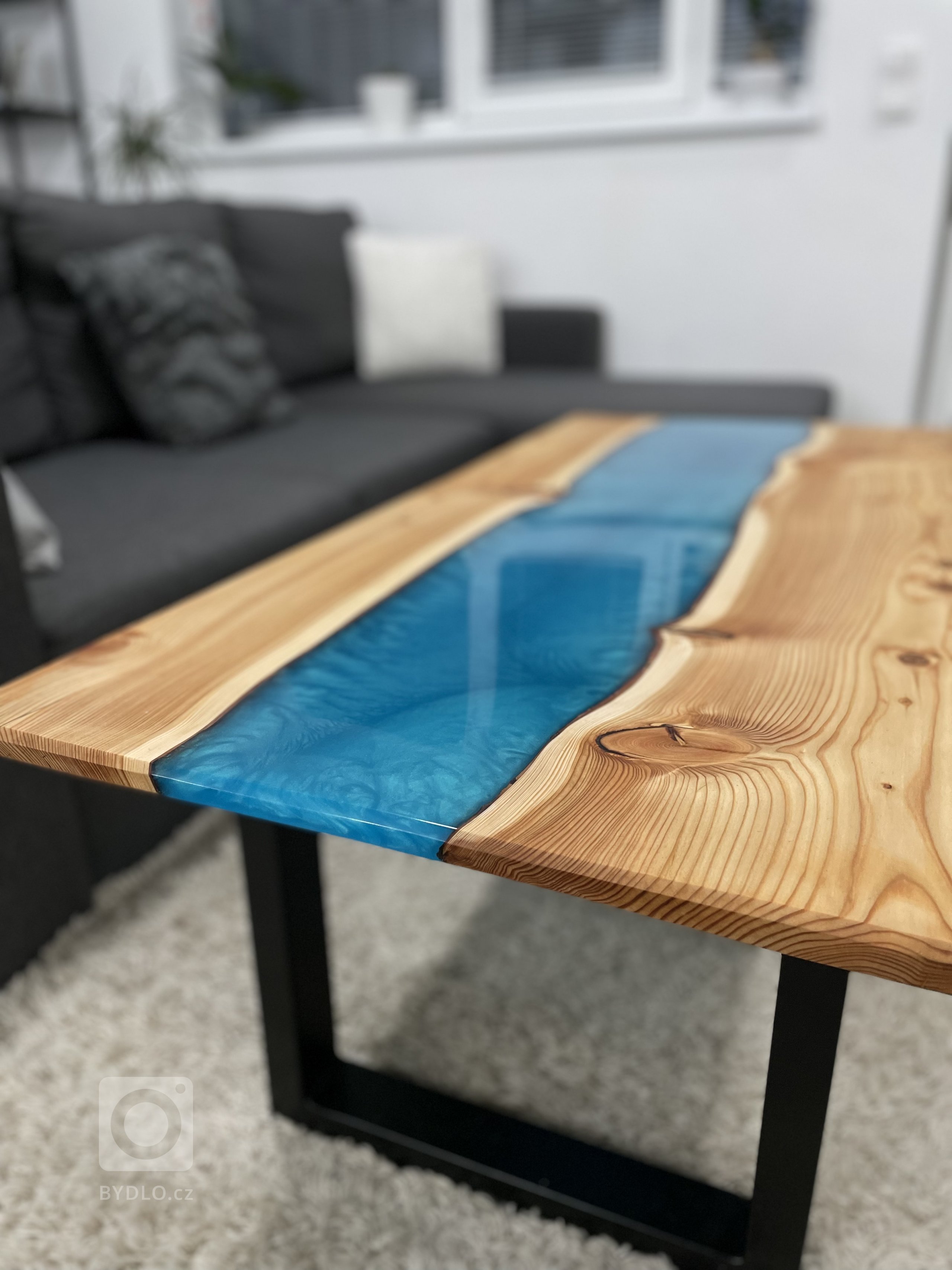 Konferenční stolek z modřínového masivu s modrou epoxidovou pryskyřicí