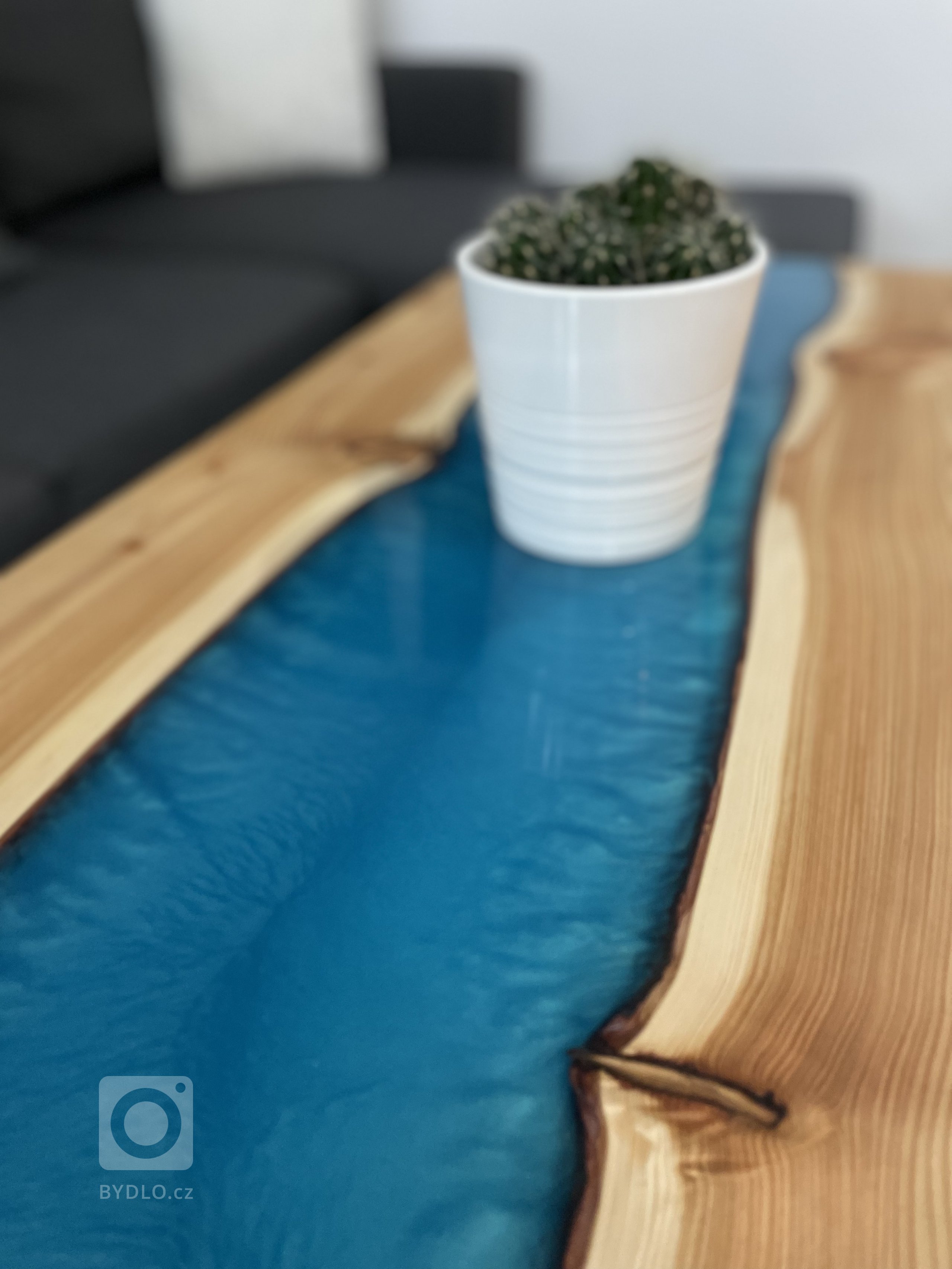 Konferenční stolek z akátového masivu s metalickou modrou epoxidovou pryskyřicí