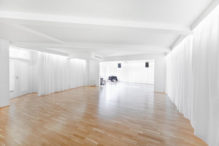 ATELIÉR

Prostory, které začaly rekonstrukcí a skočily náším&nbsp;ateliérem.

&nbsp;

OUR STUDIO

This place started as reconstruction and has become the place…