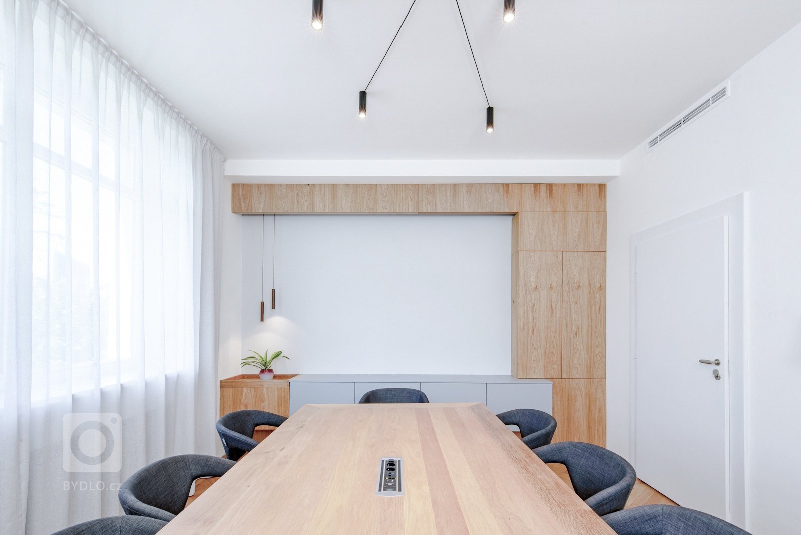 OFFICE - JEDNACÍ MÍSTNOST

Jednací místnost nabízí pracovní stůl s integrovanými zásuvkami a osmi místy k sezení. Na strop byl nainstalován projektor, který…