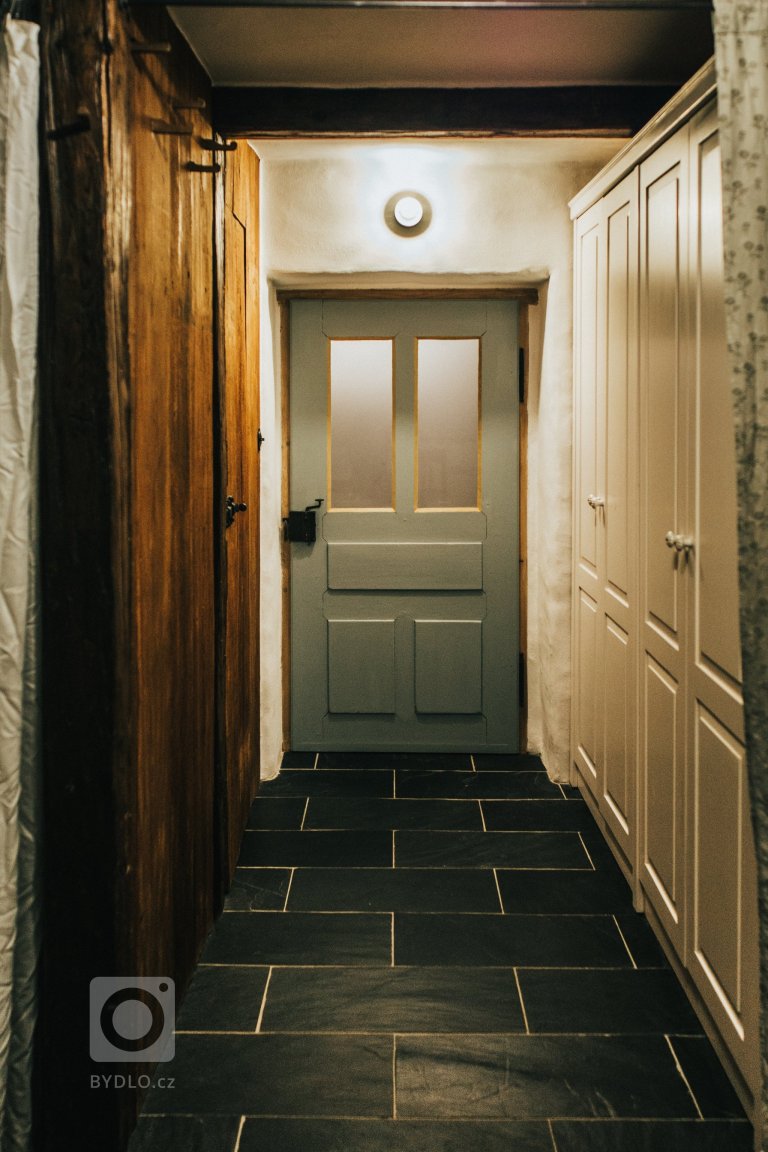 Rekonstrukce 280let staré chalupy pod památnou lípou. Dům byl znehodnocen opravou v 70tých letech a bylo nutno provést kompletní zásah do konstrukcí, výměnu…