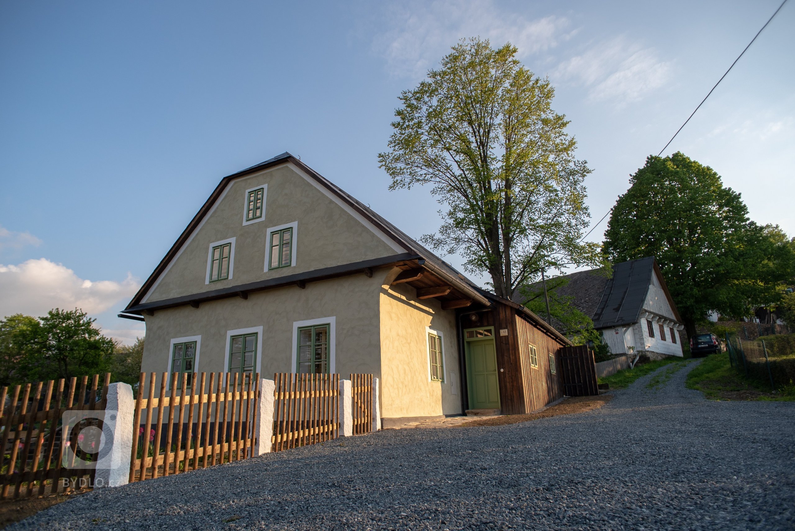 Představujeme vám kompletní rekonstrukci opuštěného domu včetně úprav okolí. Dům se nyní vyznačuje sladěním možností dnešní doby s autentičností prvků lidové…