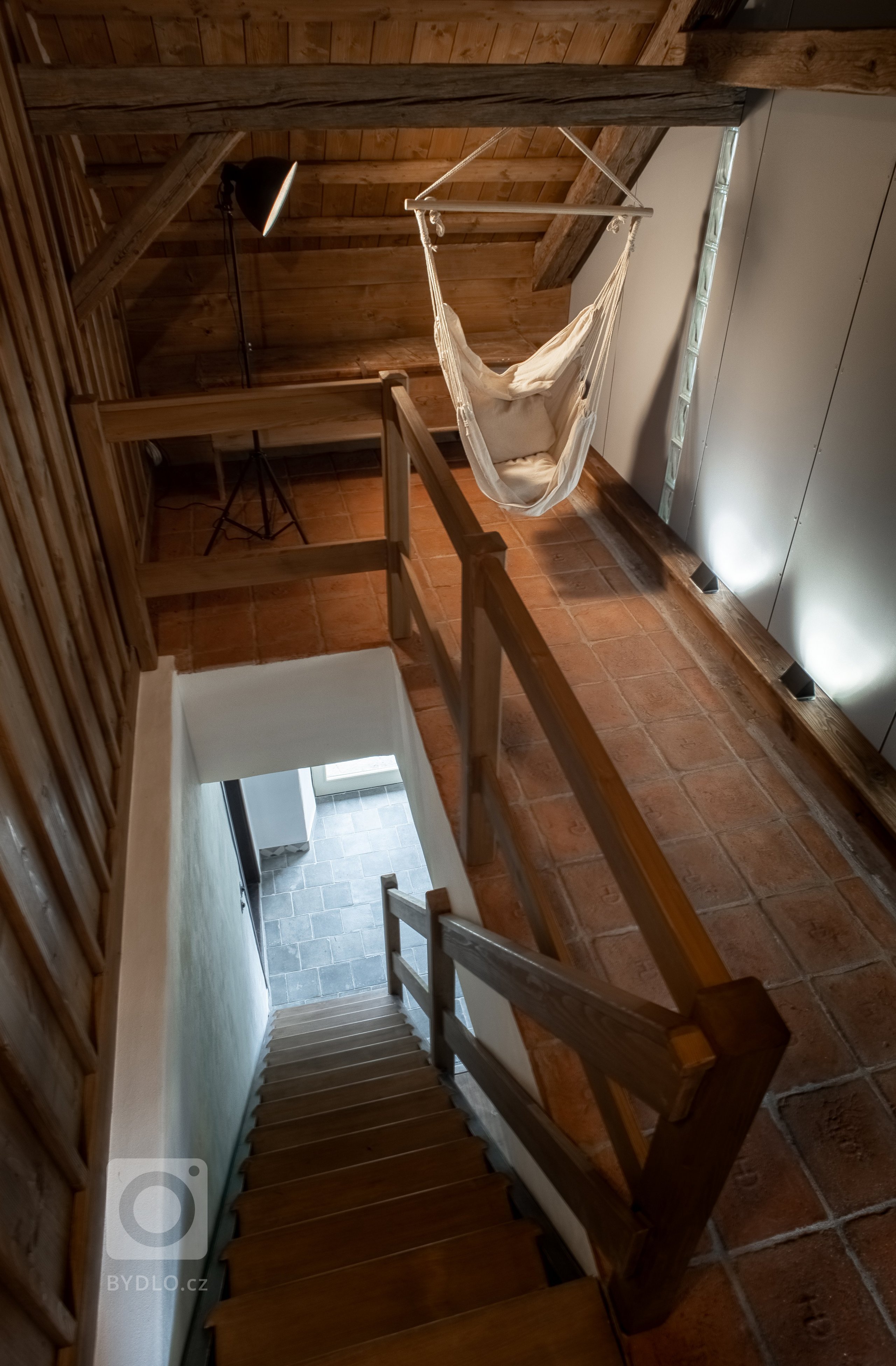 Představujeme vám kompletní rekonstrukci opuštěného domu včetně úprav okolí. Dům se nyní vyznačuje sladěním možností dnešní doby s autentičností prvků lidové…