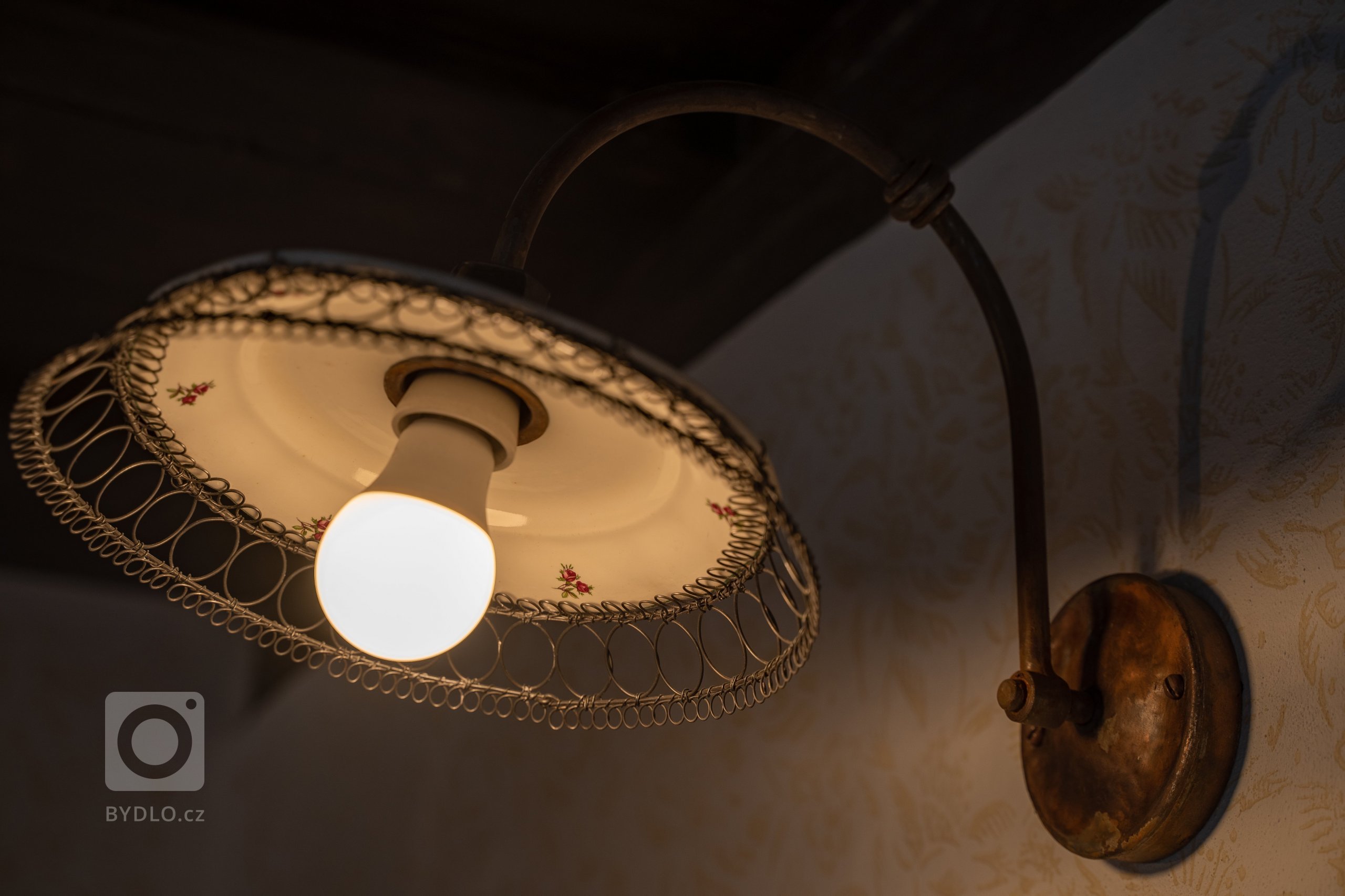 Představujeme vám kompletní rekonstrukci opuštěného domu včetně úprav okolí. Dům se nyní vyznačuje sladěním možností dnešní doby s autentičností prvků lidové…