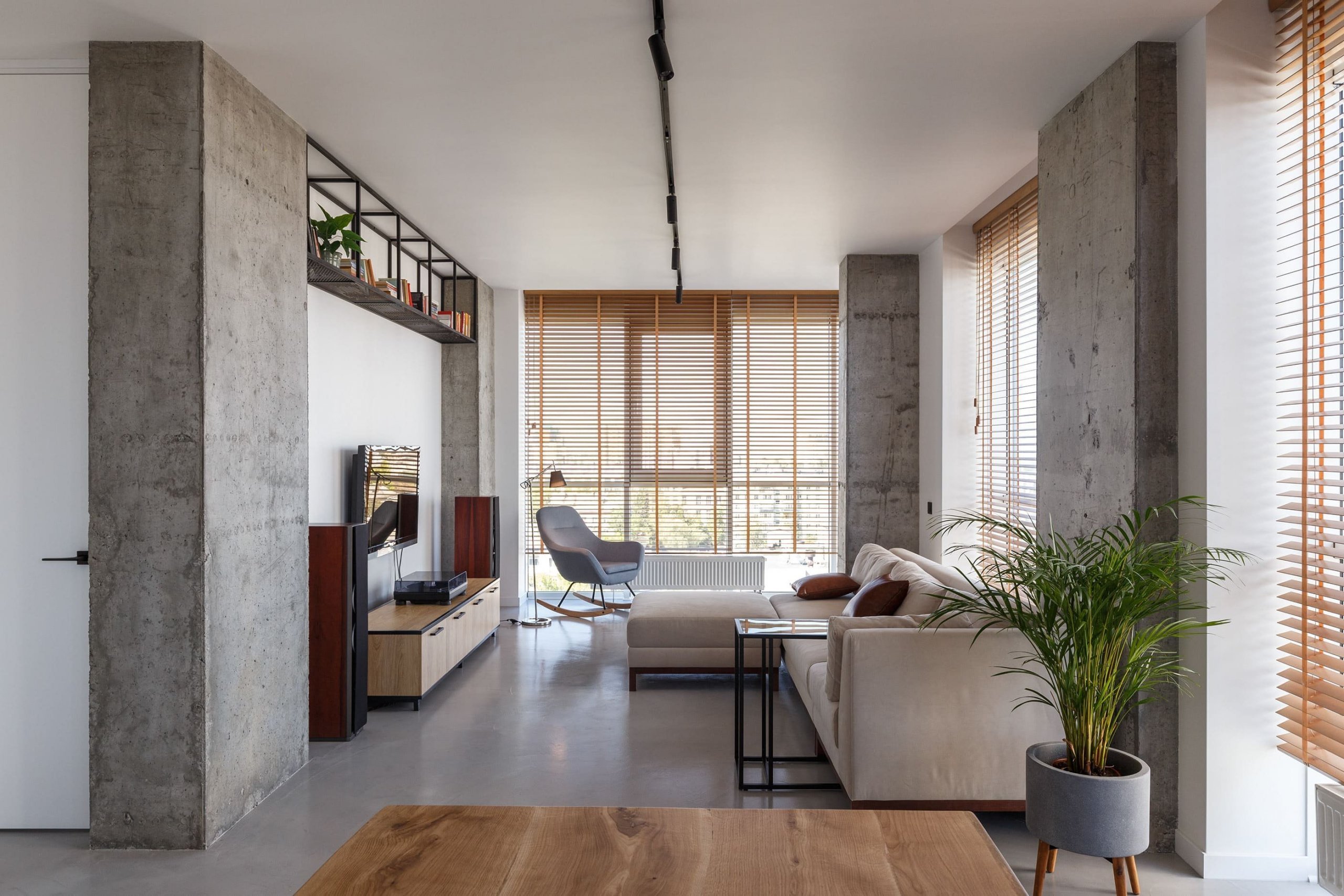 Beton a dřevo v interiéru jdou skvěle dohromady