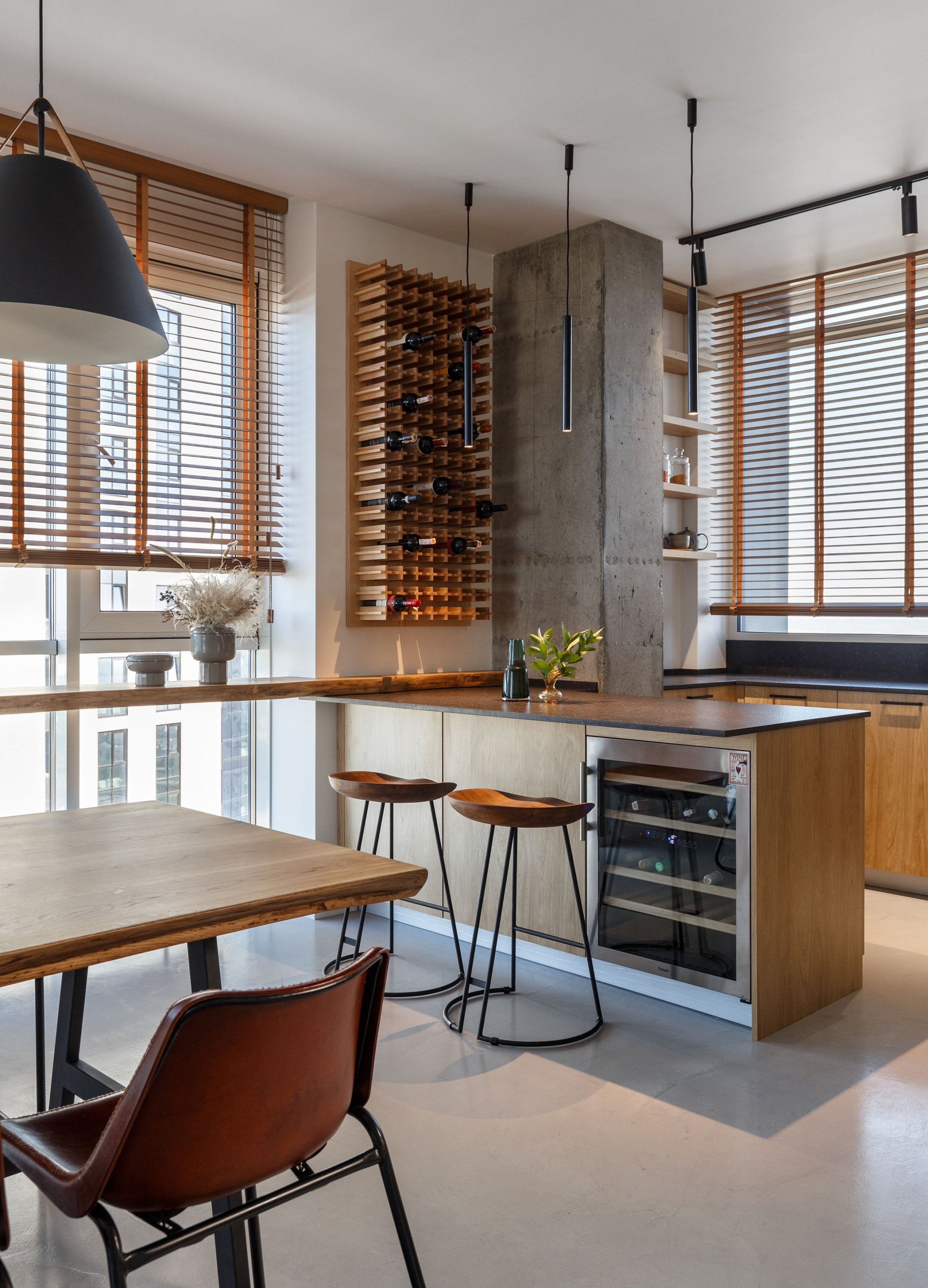 Beton a dřevo v interiéru jdou skvěle dohromady