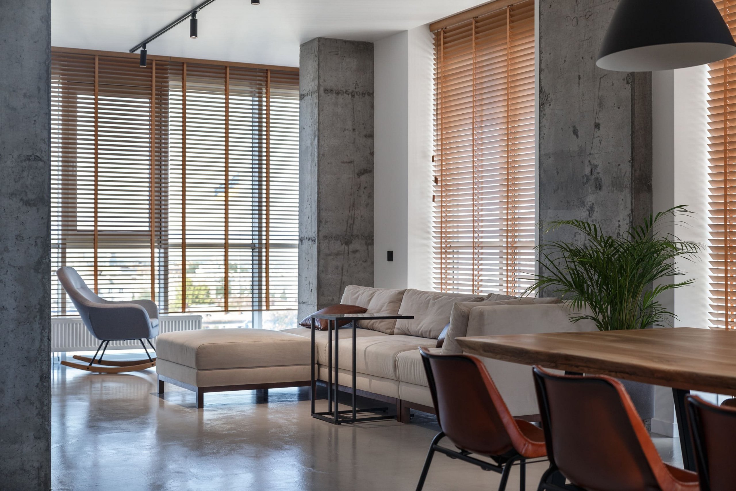 Beton a dřevo v interiéru jdou skvěle dohromady