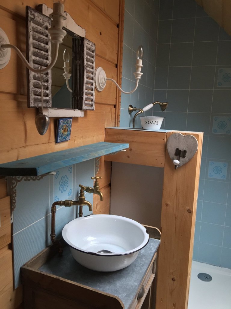 Dřevěný srub ve venkovském stylu