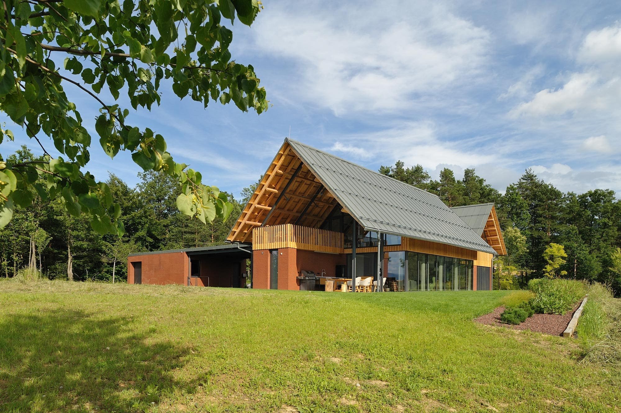 Dům jako moderní stodola uprostřed krajiny