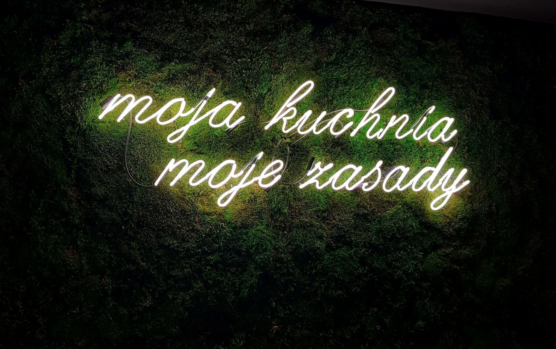 Glamour interiér s mechovou stěnou v kuchyni