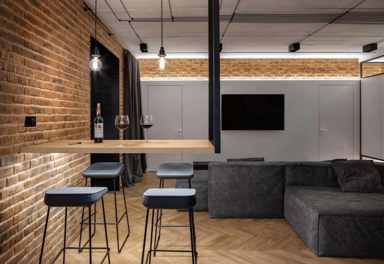 Industriální interiér z Charkova: Surový beton a odkryté dráty