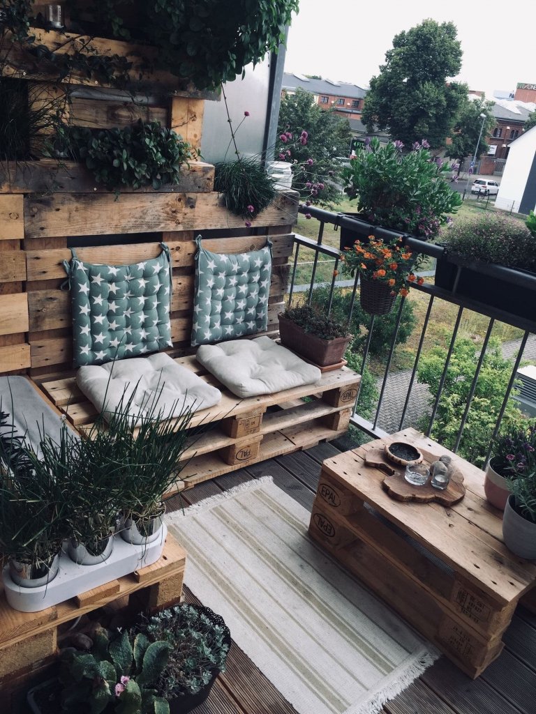 Jak vyzdobit balkon ve městě?