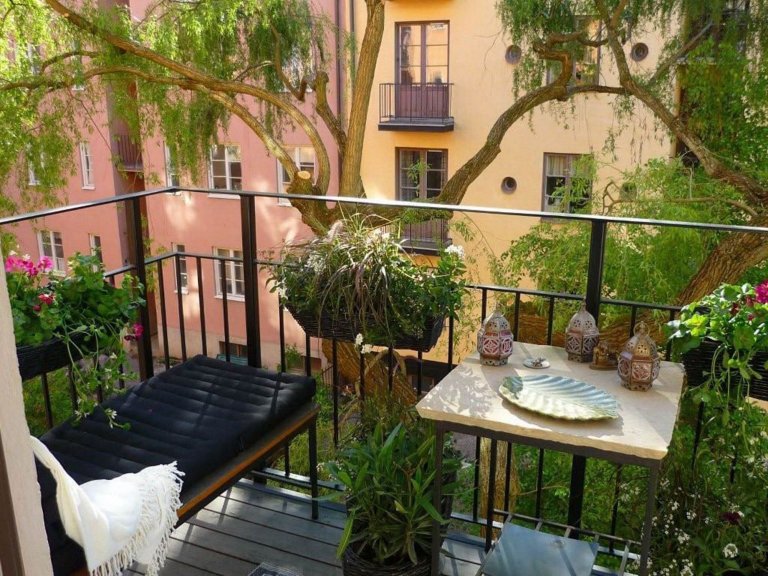 Jak vyzdobit balkon ve městě?
