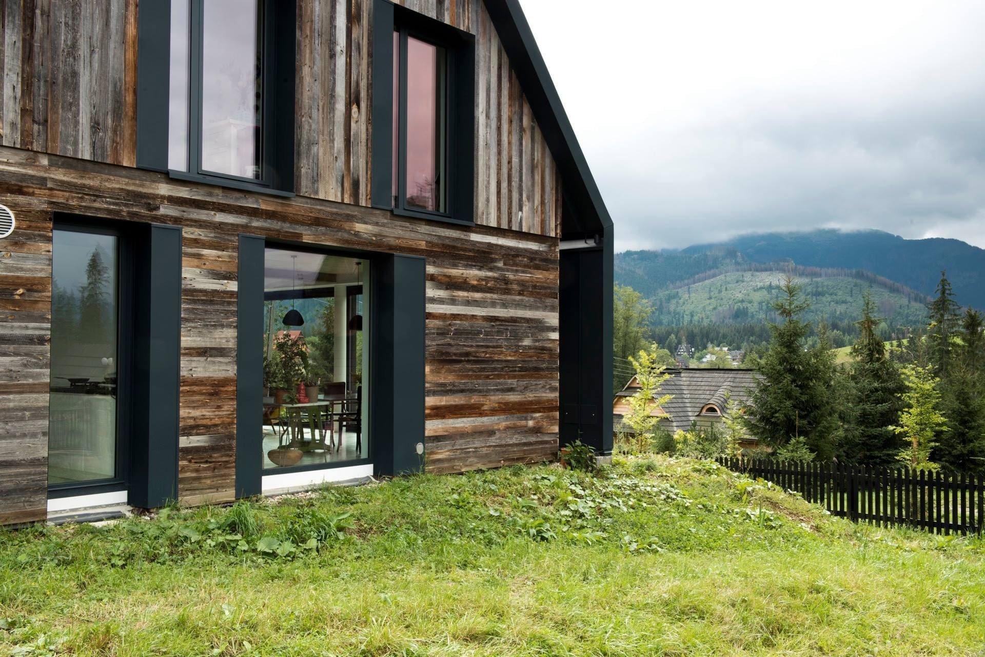 Jedinečný dům s fasádou z recyklovaného dřeva