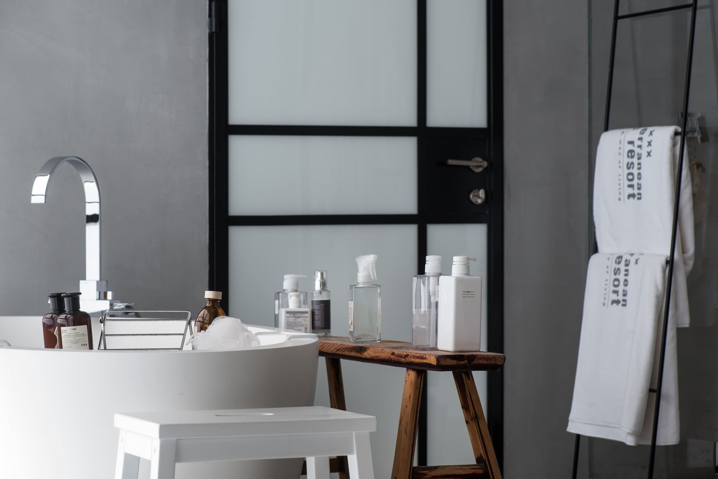 Moderní dům s industriálním interiérem pro rodinu s dětmi