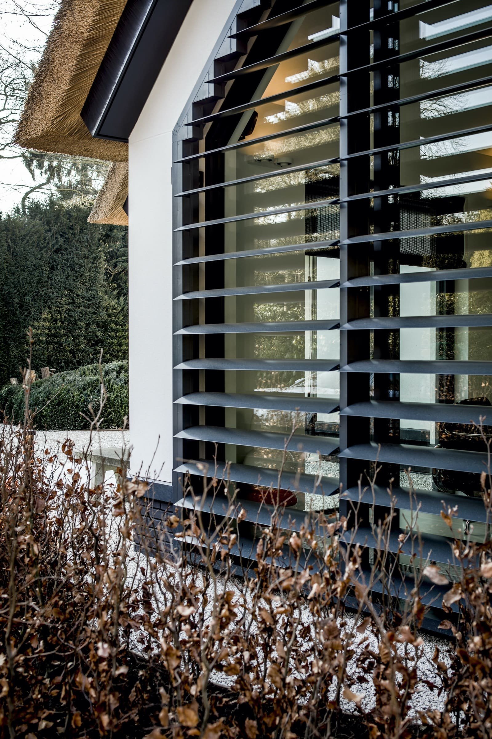 Moderní dům s doškovou střechou