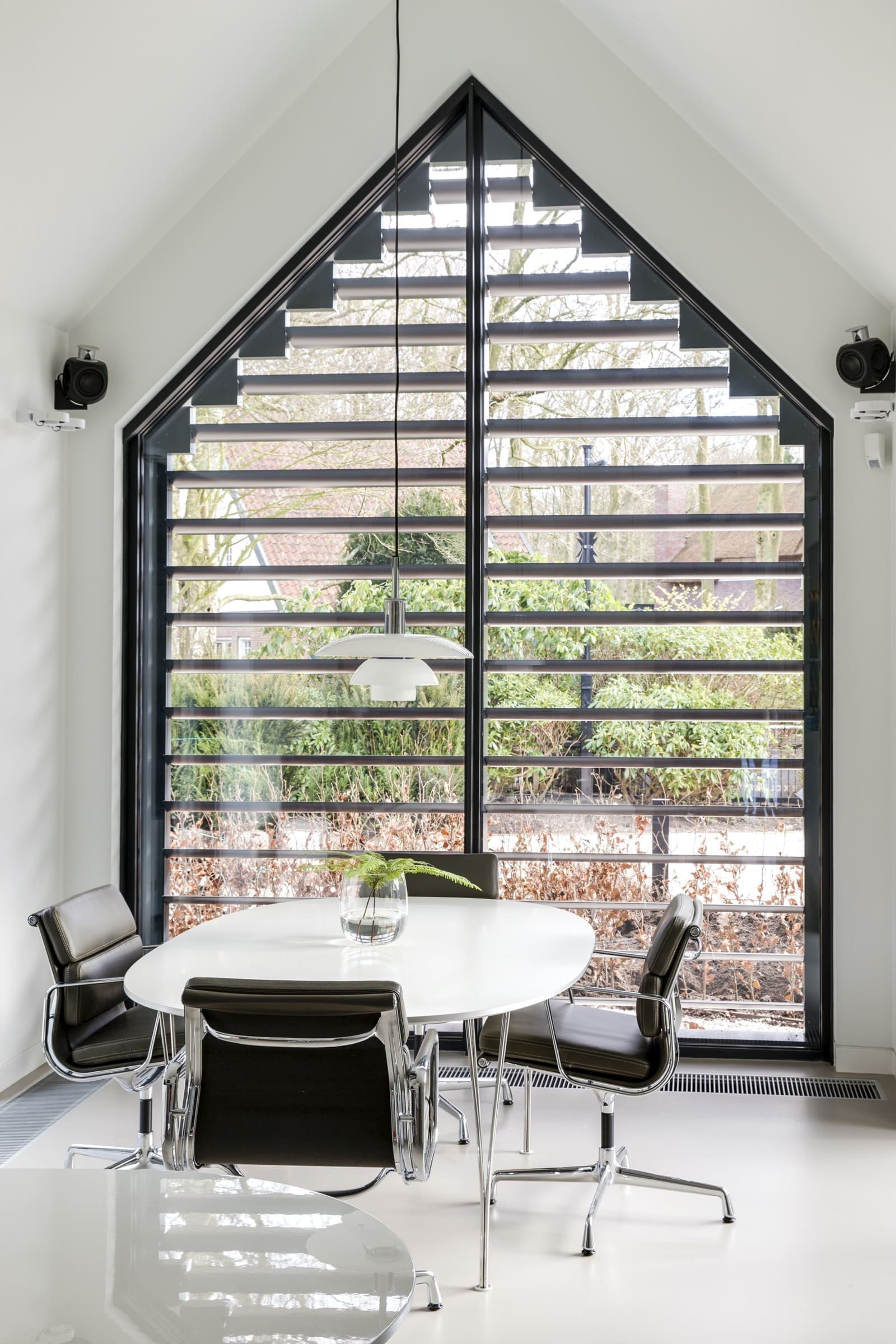 Moderní dům s doškovou střechou