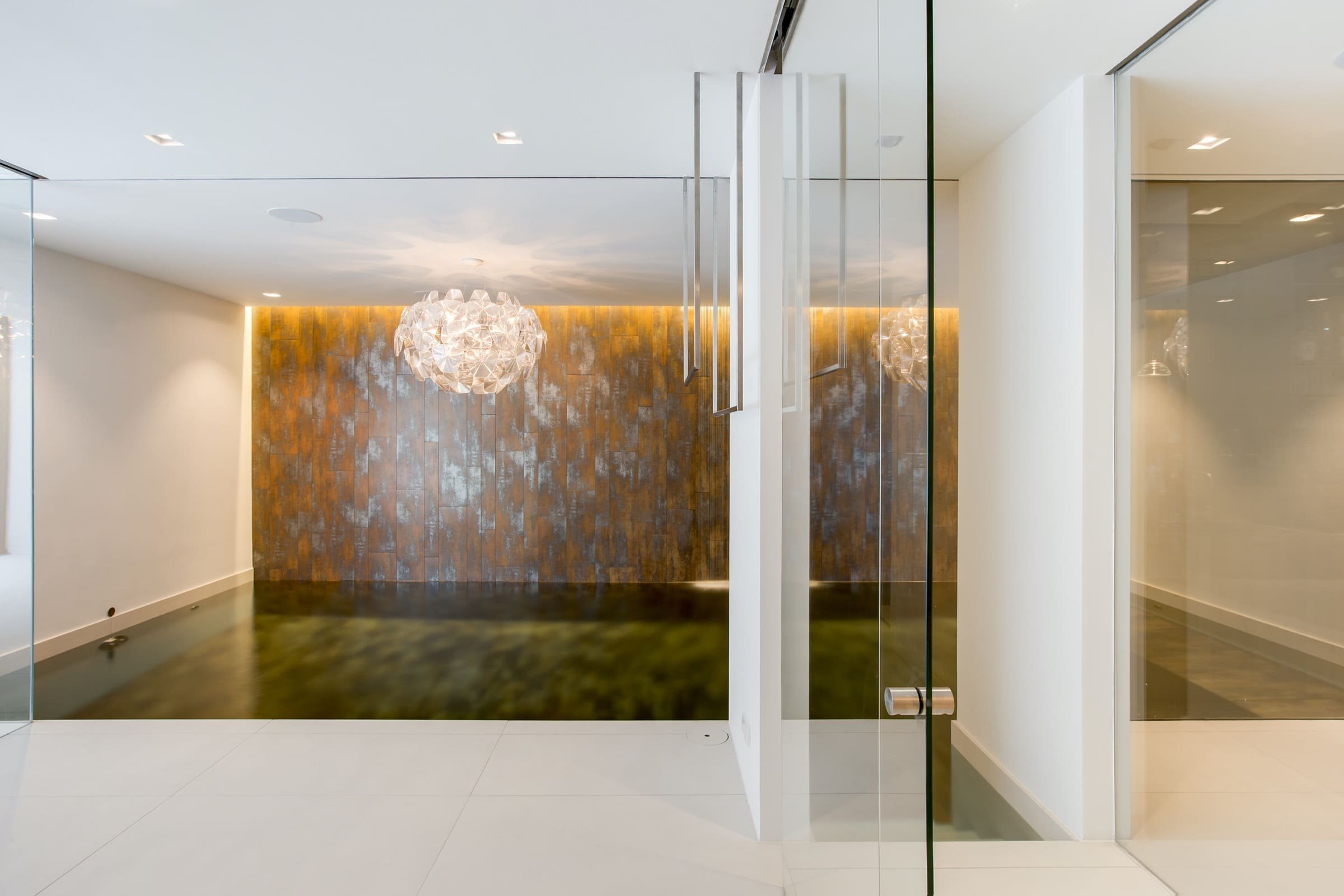 Moderní dům s doškovou střechou