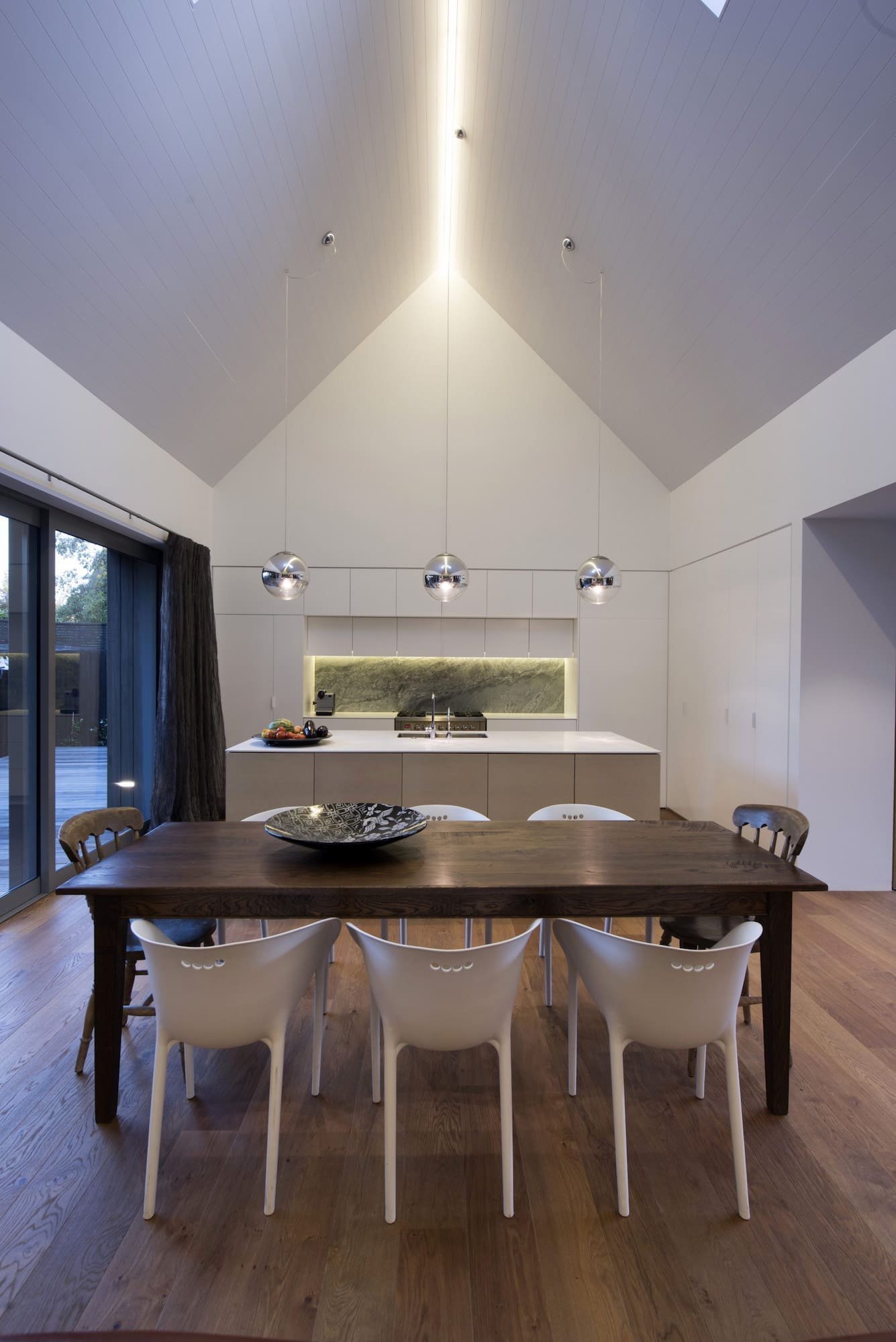 Po rekonstrukci vznikla moderní stodola obložená cedrem