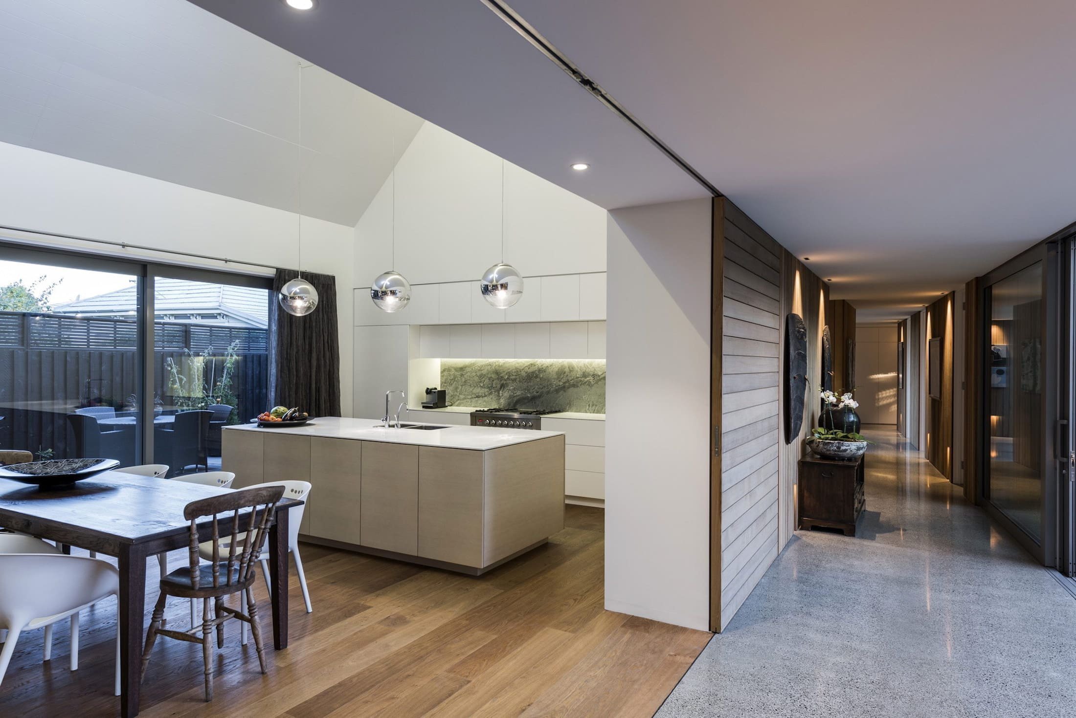 Po rekonstrukci vznikla moderní stodola obložená cedrem