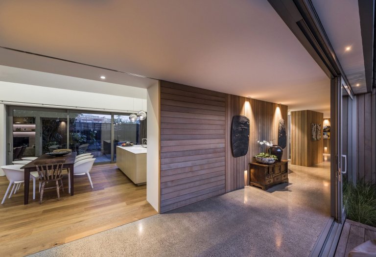 Po rekonstrukci vznikla moderní stodola obložená cedrem