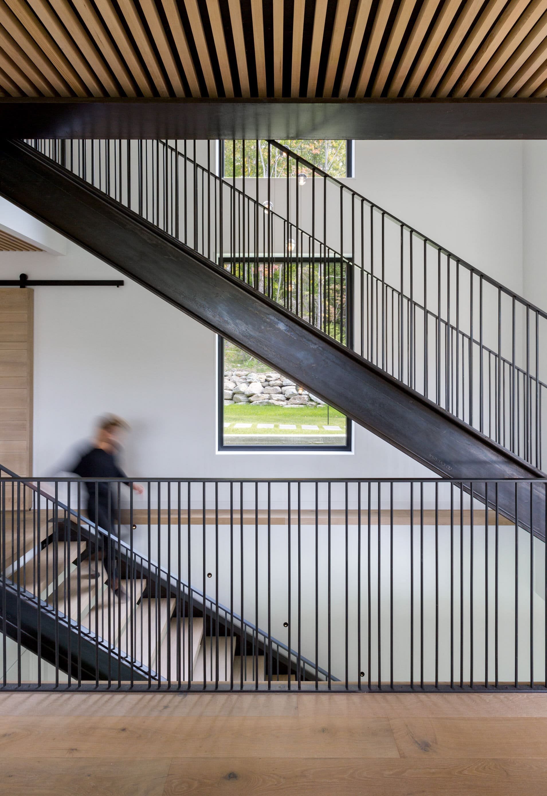 Venkovský dům na svahu obklopený lesem