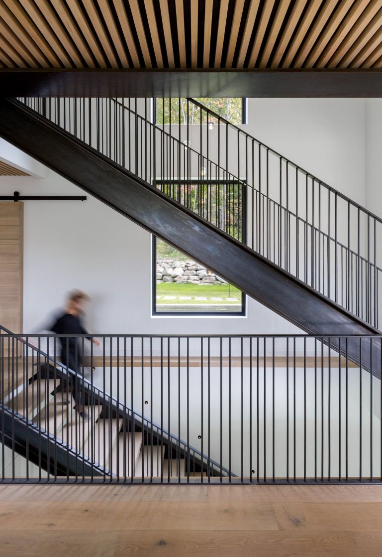 Venkovský dům na svahu obklopený lesem