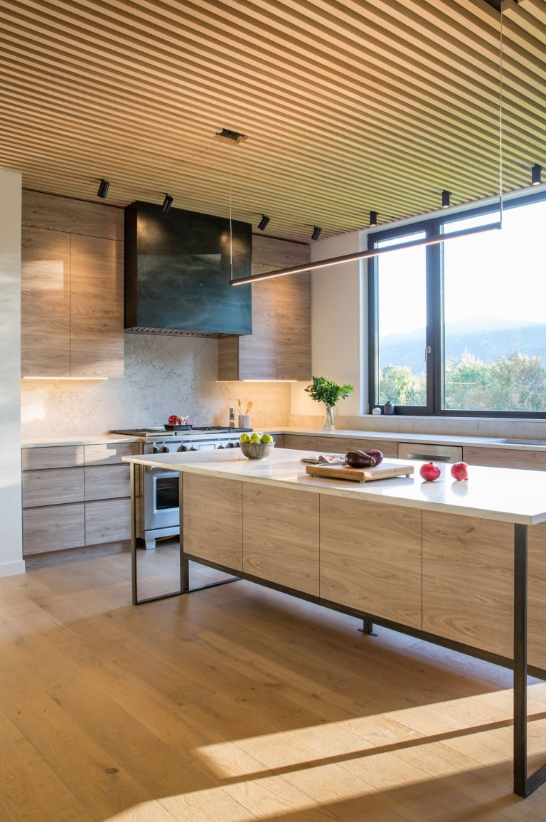 Venkovský dům na svahu obklopený lesem